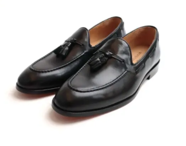 BLACK TASSELLED LEATHER LOAFERS